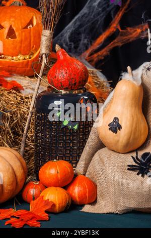 Zucche, fieno, scopa, calderone, fantasmi. Area fotografica per Halloween, decorazioni e oggetti di scena, vacanze autunnali. Foto Stock