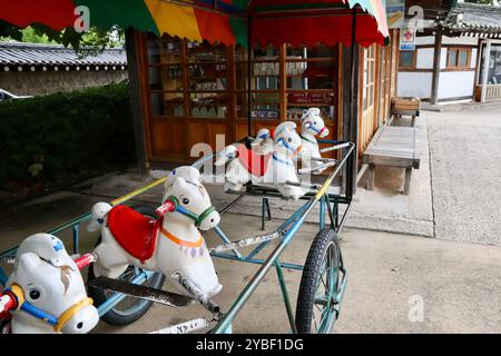 Seul, Corea del Sud - 11 settembre 2019: Giro in giostra d'epoca al Museo Nazionale del Folclore di Corea, situato all'interno dei giardini del Palazzo Gyeongbokgung Foto Stock