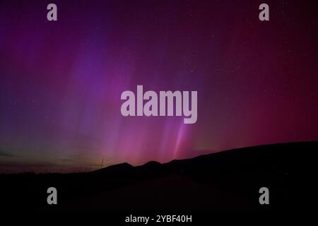 Aurora boreale sopra le montagne del Giura in Francia durante il bagliore solare di maggio Foto Stock