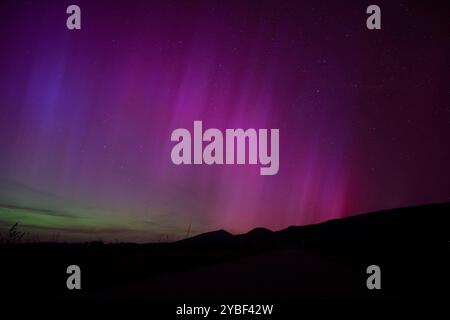 Aurora boreale sopra le montagne del Giura in Francia durante il bagliore solare di maggio Foto Stock