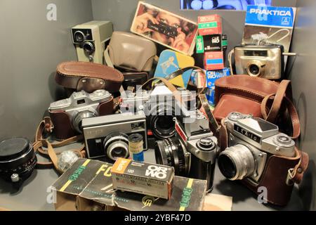 Berlino, Germania - 3 luglio 2015: Collezione di macchine fotografiche d'epoca e attrezzature fotografiche della metà del XX secolo esposta al DDR Museum. Alta qualità Foto Stock