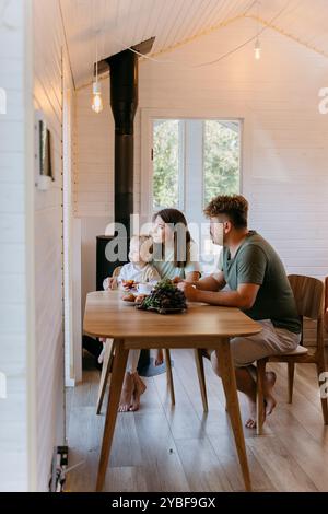 La famiglia può gustare una colazione tranquilla insieme, creando momenti accoglienti e rilassanti all'interno Foto Stock