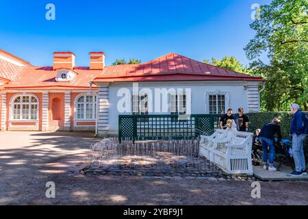 St Pietroburgo, Russia - 23 agosto 2023: Fontane di Peterhof. Vista dei divani della fontana nel parco inferiore di Petrodvorets Foto Stock