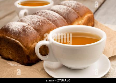 Fascino rustico: Un angolo accogliente per tè e dolci. Torta di mele autunnale. Torta di frutta. Festa del tè. Foto Stock