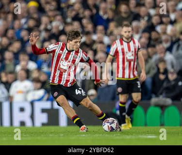 Elland Road, Leeds, Yorkshire, Regno Unito. 18 ottobre 2024. EFL Championship Football, Leeds United contro Sheffield United; Sydie Peck dello Sheffield United attraversa la palla Credit: Action Plus Sports/Alamy Live News Foto Stock