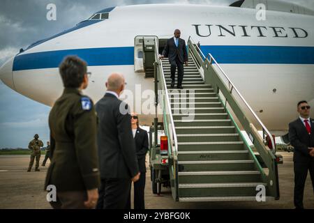 Il Segretario alla difesa Lloyd J. Austin III arriva a Roma, Italia, 18 ottobre 2024 per partecipare al primo incontro dei Ministri della difesa del G7 e incontrare il Ministro della difesa italiano Guido Crosetto. (Foto DoD di Chad J. McNeeley) Foto Stock