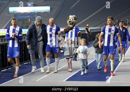 Berlino, Germania. 18 ottobre 2024. 18.10.2024, Berliner Olympiastadion, Berlino, DEU, DFL, 2) FBL, Hertha BSC vs. Braunschweig, im Bild Hertha-Spielerkreis, Toni Leistner (Hertha BSC Berlin #37), Florian Niederlechner (Hertha BSC Berlin #7), Kevin Sessa (Hertha BSC Berlin #8), Tjark Ernst (Hertha BSC Berlin #1) DFL - i regolamenti vietano qualsiasi uso di fotografie come sequenze di immagini e/o foto/o foto/video di Juergy-Alder/foto Foto Stock