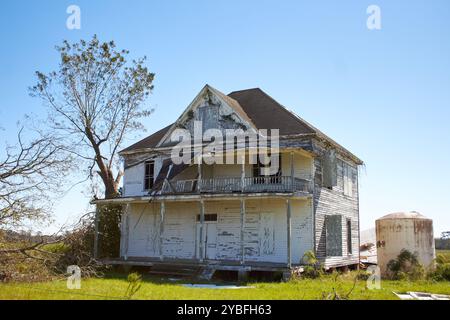 Casa bianca abbandonata a due piani nel sud della Georgia, negli Stati Uniti, danneggiata dall'uragano Helene! Foto Stock