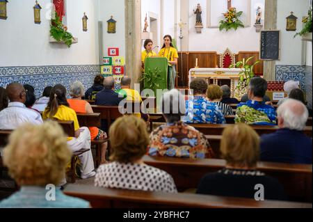 Il "gesto Missionario" durante la GMG 2023 - volontari che visitano la casa degli anziani per condividere la gioia e lo spirito della GMG. Foto Stock