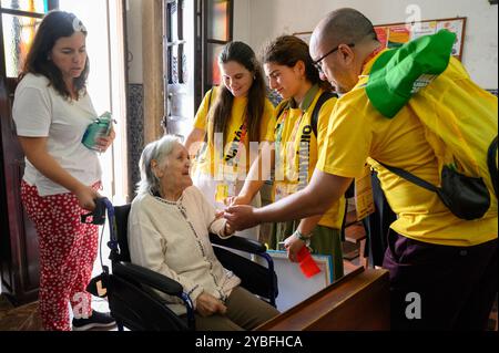 Il "gesto Missionario" durante la GMG 2023 - volontari che visitano la casa degli anziani per condividere la gioia e lo spirito della GMG. Foto Stock