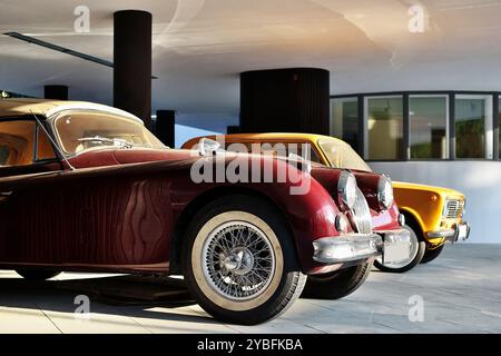 L'auto Jaguar d'epoca nel parcheggio della casa Narkomfin è uno dei monumenti architettonici iconici dell'avanguardia e dei costrutti sovietici Foto Stock