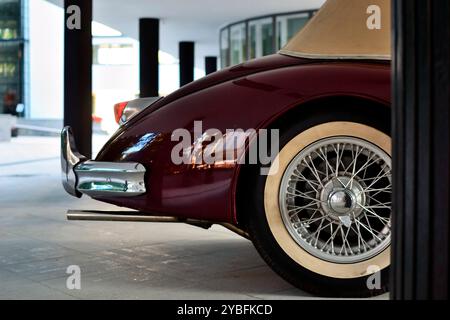 L'auto Jaguar d'epoca nel parcheggio della casa Narkomfin è uno dei monumenti architettonici iconici dell'avanguardia e dei costrutti sovietici Foto Stock