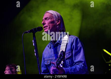 Portsmouth, Hampshire, Regno Unito, 18 ottobre 2024, Paul Weller suona Portsmouth Guildhall nella seconda notte del suo tour autunnale nel Regno Unito, Credit:Michael Palmer/Alamy Live News Foto Stock