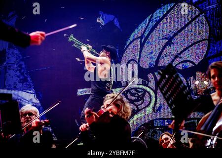 AMSTERDAM - DJ Dimitri Vegas e Timmy Trumpet durante lo spettacolo Our Story di Tomorrowland. L'evento di danza festeggia il suo ventesimo anniversario durante l'Amsterdam Dance Event (ADE). ANP ROBIN UTRECHT netherlands Out - belgio Out crediti: ANP/Alamy Live News Foto Stock