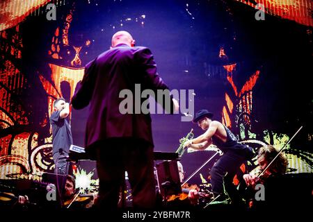 AMSTERDAM - DJ Dimitri Vegas e Timmy Trumpet durante lo spettacolo Our Story di Tomorrowland. L'evento di danza festeggia il suo ventesimo anniversario durante l'Amsterdam Dance Event (ADE). ANP ROBIN UTRECHT netherlands Out - belgio Out crediti: ANP/Alamy Live News Foto Stock