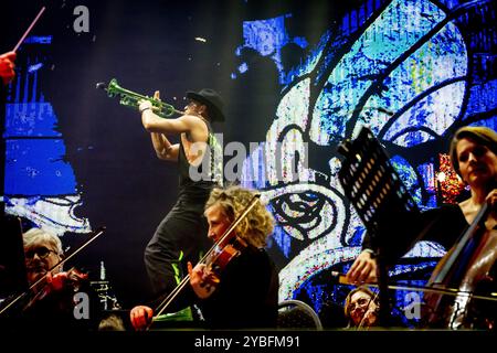 AMSTERDAM - DJ Dimitri Vegas e Timmy Trumpet durante lo spettacolo Our Story di Tomorrowland. L'evento di danza festeggia il suo ventesimo anniversario durante l'Amsterdam Dance Event (ADE). ANP ROBIN UTRECHT netherlands Out - belgio Out crediti: ANP/Alamy Live News Foto Stock