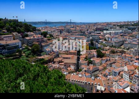 Vista di Lisbona dalla cima del Convento da Graa. Foto Stock