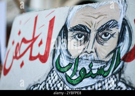 Tunisi, Tunisia. 18 ottobre 2024. Tunisi, Tunisia. 18 ottobre 2024. Una protesta si svolge fuori dal teatro municipale di Tunisi contro il recente assassinio del leader di Hamas Yahya Sinwar da parte di Israele. I manifestanti tenevano immagini di Yahya Sinwar e rinunciavano alle bandiere palestinesi e ad altri simboli della resistenza palestinese. Il leader di Hamas Sinwar è stato ucciso dai soldati israeliani a Rafah, nel sud della Striscia di Gaza, giovedì 17 ottobre (Credit Image: © Hasan mrad/IMAGESLIVE via ZUMA Press Wire) SOLO USO EDITORIALE! Non per USO commerciale! Crediti: ZUMA Press, Inc./Alamy Live News Foto Stock