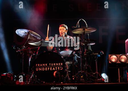 Frank Turner, un rocker indie britannico, che si esibisce con le sue Sleeping Souls al Culumbiahalle di Berlino. Foto Stock