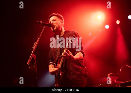 Frank Turner, un rocker indie britannico, che si esibisce con le sue Sleeping Souls al Culumbiahalle di Berlino. Foto Stock