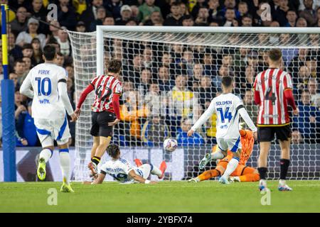 Elland Road, Leeds, Yorkshire, Regno Unito. 18 ottobre 2024. EFL Championship Football, Leeds United contro Sheffield United; Mateo Joseph del Leeds United segna un gol al 90° minuto per ottenere il punteggio 2-0 Credit: Action Plus Sports/Alamy Live News Foto Stock