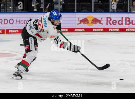 Monaco, Germania. 18 ottobre 2024. Thomas Schemitsch (Augsburger Panther, n. 62). GER, EHC Red Bull Muenchen gegen Augsburger Panther, Eishockey, DEL, 10. Spieltag, Saison 2024/2025, 18.10.2024. Foto: Eibner-Pressefoto/Heike Feiner credito: dpa/Alamy Live News Foto Stock