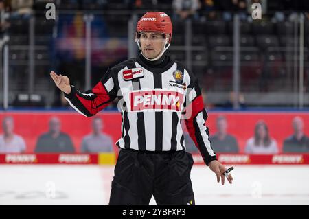 Monaco, Germania. 18 ottobre 2024. Hauptschiedsrichter David Cespiva. GER, EHC Red Bull Muenchen gegen Augsburger Panther, Eishockey, DEL, 10. Spieltag, Saison 2024/2025, 18.10.2024. Foto: Eibner-Pressefoto/Heike Feiner credito: dpa/Alamy Live News Foto Stock