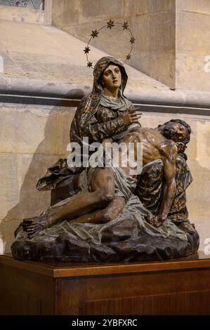 La Pietà – la Vergine Maria culla teneremente il corpo senza vita di suo figlio Gesù. Cattedrale di Santa Maria maggiore (sé de Lisboa) a Lisbona, Portogallo. Foto Stock