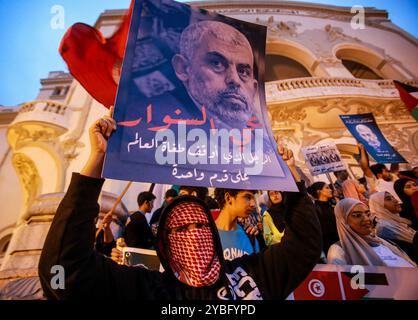 Tunisi, Tunisia. 18 ottobre 2024. Una protesta si svolge fuori dal teatro municipale di Tunisi contro il recente assassinio del leader di Hamas Sinwar da parte di Israele. I manifestanti tenevano immagini di guerra inbellica e rinunciavano alle bandiere palestinesi e ad altri simboli della resistenza palestinese. Il leader di Hamas, Sinwar, è stato ucciso dai soldati israeliani a Rafah, nel sud della Striscia di Gaza, giovedì. (Immagine di credito: © Hasan mrad/IMAGESLIVE tramite ZUMA Press Wire) SOLO PER USO EDITORIALE! Non per USO commerciale! Foto Stock