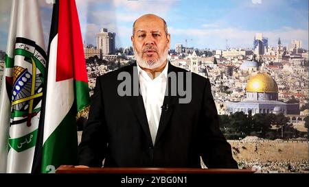 Gaza. 18 ottobre 2024. Un'immagine presa da Hamas al-? Khalil al-Hayya è un leader senior di Hamas, ha detto al-Hayya nella sua video dichiarazione venerdì ha confermato la morte del leader Yahya Sinwar venerdì 18 ottobre 2024l. Foto di al-Aqsa TV/UPI credito: UPI/Alamy Live News Foto Stock