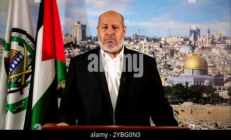 Gaza. 18 ottobre 2024. Un'immagine presa da Hamas al-? Khalil al-Hayya è un leader senior di Hamas, ha detto al-Hayya nella sua video dichiarazione venerdì ha confermato la morte del leader Yahya Sinwar venerdì 18 ottobre 2024l. Foto di al-Aqsa TV/UPI credito: UPI/Alamy Live News Foto Stock