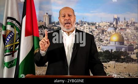 Gaza. 18 ottobre 2024. Un'immagine presa da Hamas al-? Khalil al-Hayya è un leader senior di Hamas, ha detto al-Hayya nella sua video dichiarazione venerdì ha confermato la morte del leader Yahya Sinwar venerdì 18 ottobre 2024l. Foto di al-Aqsa TV/UPI credito: UPI/Alamy Live News Foto Stock