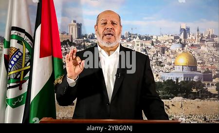 Gaza. 18 ottobre 2024. Un'immagine presa da Hamas al-? Khalil al-Hayya è un leader senior di Hamas, ha detto al-Hayya nella sua video dichiarazione venerdì ha confermato la morte del leader Yahya Sinwar venerdì 18 ottobre 2024l. Foto di al-Aqsa TV/UPI credito: UPI/Alamy Live News Foto Stock