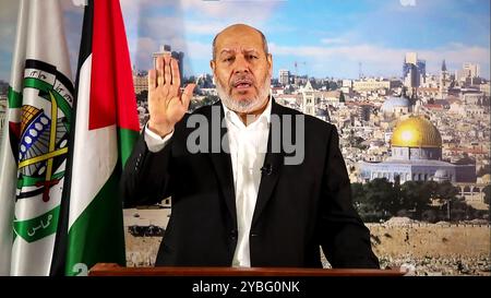 Gaza. 18 ottobre 2024. Un'immagine presa da Hamas al-? Khalil al-Hayya è un leader senior di Hamas, ha detto al-Hayya nella sua video dichiarazione venerdì ha confermato la morte del leader Yahya Sinwar venerdì 18 ottobre 2024l. Foto di al-Aqsa TV/UPI credito: UPI/Alamy Live News Foto Stock