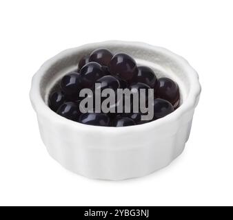 Perle di tapioca scure in ciotola isolate su bianco Foto Stock