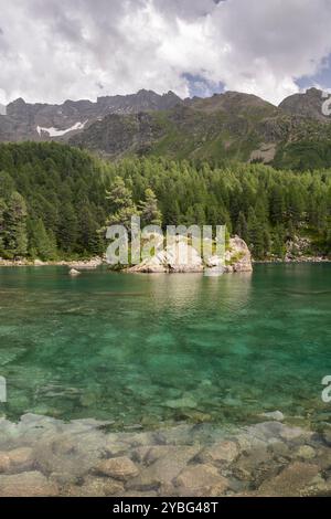 Vista panoramica alpina del lago Saoseo con riflessi e paesaggio montano robusto in Svizzera Foto Stock