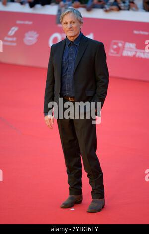 Roma, Italia. 18 ottobre 2024. Viggo Mortensen partecipa al Red carpet del film "The Dead Don't Hurt" al Rome Film Fest 2024 all'Auditorium Parco della musica. Credito: SOPA Images Limited/Alamy Live News Foto Stock