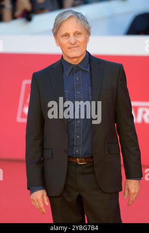 Roma, Italia. 18 ottobre 2024. Viggo Mortensen partecipa al Red carpet del film "The Dead Don't Hurt" al Rome Film Fest 2024 all'Auditorium Parco della musica. (Foto di Mario Cartelli/SOPA Images/Sipa USA) credito: SIPA USA/Alamy Live News Foto Stock