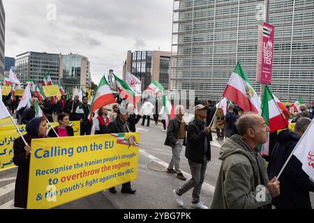 Bruxelles, Belgio. 17 ottobre 2024. I manifestanti marciano tenendo bandiere e striscioni durante la manifestazione. Al vertice dei leader dell'UE del Consiglio europeo, gli iraniani, sostenitori del Consiglio nazionale di resistenza dell'Iran (NCRI), hanno tenuto una dimostrazione per designare le guardie rivoluzionarie iraniane (IRGC) nell'elenco dei terroristi dell'UE per il loro ruolo nella repressione in Iran, nella guerra e nel terrorismo all'estero. Credito: SOPA Images Limited/Alamy Live News Foto Stock