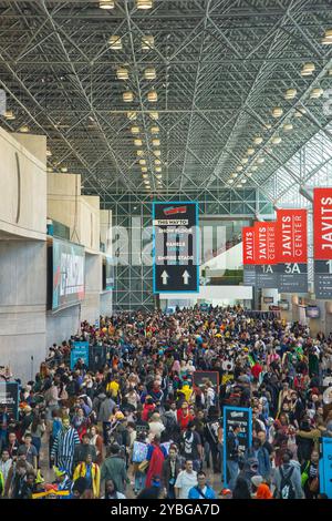 18 ottobre 2024, New York, NEW York: (NEW) NEW York Comic con 2024. 18 ottobre 2024, New York, USA: Il secondo. Il Day of New York Comic con 2024 ha preso il via con emozionanti tavole e celebrazioni. Tra i momenti salienti, i creatori e i doppiatori di SpongeBob SquarePants hanno segnato il 25° anniversario dello show con i fan, condividendo storie e momenti dietro le quinte. Anche l'attore vincitore dell'Oscar Jon Voight fece un'apparizione con Atlas Comics attirando l'attenzione dei partecipanti. La convention, che si terrà fino al 20 ottobre, promette momenti più celebri ed esperienze esclusive. (Immagine credito: Foto Stock