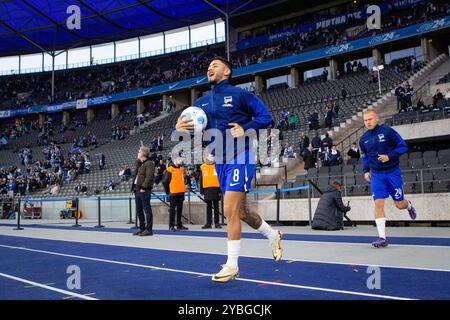 Berlino, Germania. 18 ottobre 2024. Kevin Sessa (8) di Hertha Berlin entra in campo per il warm up per la 2. Partita di Bundesliga tra Hertha Berlin e Eintracht Braunschweig all'Olympiastadion di Berlino. Credito: Gonzales Photo/Alamy Live News Foto Stock