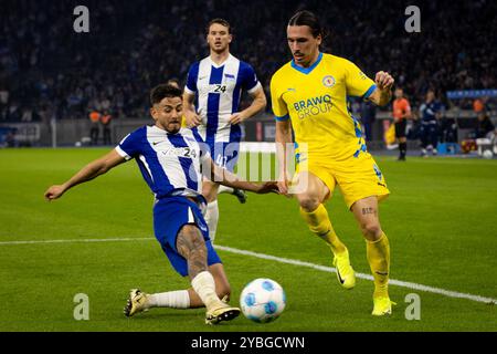 Berlino, Germania. 18 ottobre 2024. Rayan Philippe (9) di Eintracht Braunschweig e Kevin Sessa (8) di Hertha Berlin visti durante il 2. Partita di Bundesliga tra Hertha Berlin e Eintracht Braunschweig all'Olympiastadion di Berlino. Credito: Gonzales Photo/Alamy Live News Foto Stock