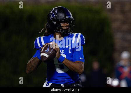 18 ottobre 2024: Il quarterback dei Duke Blue Devils Maalik Murphy (6) lancia contro i Florida State Seminoles durante la seconda metà dell'ACC Football Matchup al Wallace Wade Stadium di Durham, NC. (Scott Kinser/CSM) Foto Stock