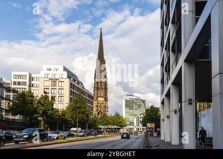 Amburgo, Germania, 3 agosto 2019: Paesaggio urbano con la torre del San Nicola Memorial sullo sfondo, Europa Foto Stock