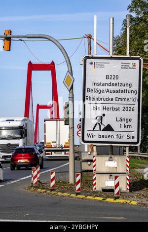 Traffico sul ponte sul Reno Emmerich, strada federale B220, ponte sospeso più lungo della Germania, attualmente in fase di ristrutturazione, danni al ponte, informazioni Foto Stock