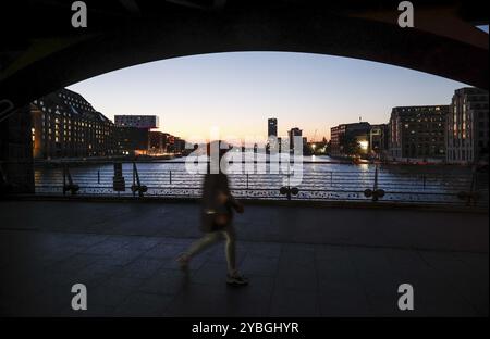 Passeggia fino all'alba sul ponte Oberbaum, ammira i portici sulle Torri Treptower, Berlino, 17.10.2024., Berlino, Berli Foto Stock