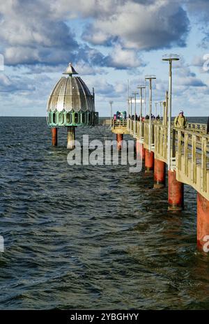 Gondola per immersioni al molo di Zingst, atmosfera nuvolosa, Zingst, penisola di Fischland-Darss-Zingst, Meclemburgo-Pomerania occidentale, Germania, Europa Foto Stock