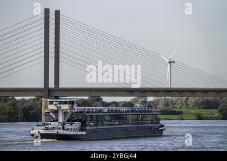 Il trasportatore di auto Freighter Forenso, sul Reno vicino a Rees, porta le e-car Ford Explorer dallo stabilimento Ford di Colonia ai porti marittimi dei Paesi Bassi Foto Stock