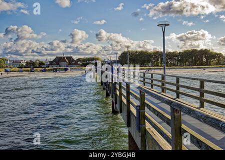 Gondola per immersioni al molo di Zingst, atmosfera nuvolosa, Zingst, penisola di Fischland-Darss-Zingst, Meclemburgo-Pomerania occidentale, Germania, Europa Foto Stock