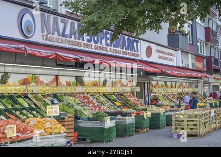 Supermercato turco con frutta e verdura, Potsdamer Strasse, Schoeneberg, Tempelhof-Schoeneberg, Berlino, Germania, Europa Foto Stock